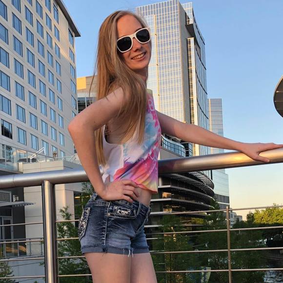 Meet your Posher, Kayla - Picture 1 of 1